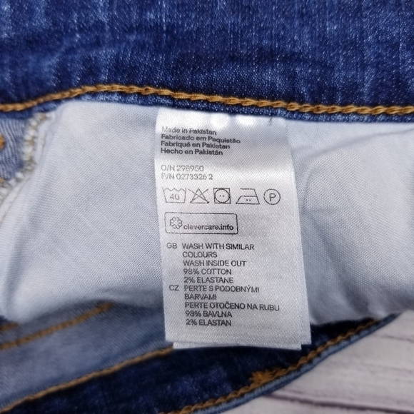 H&M Distressed Denim Shorts Women's Size Eur 32 US 2 - Picture 4 of 4